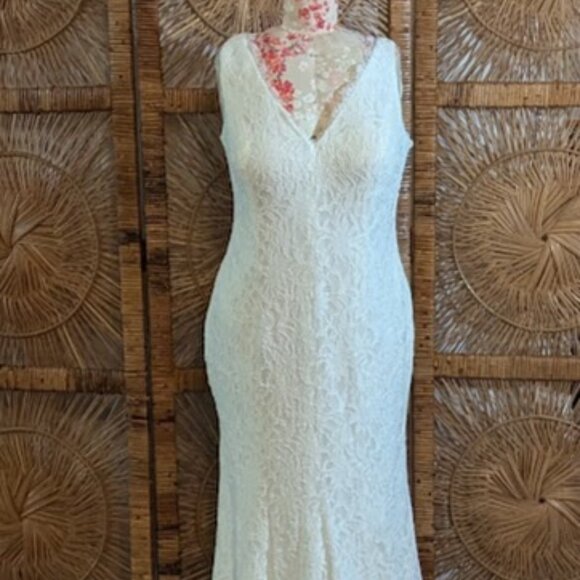 DB STUDIO NWT Allover Lace V-Neck Sheath Wedding Dress size 16W - never altered - Picture 3 of 14